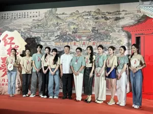 《红楼梦之金玉良缘》首映 “贾宝玉”边程“林黛玉”张淼怡亮相红毯